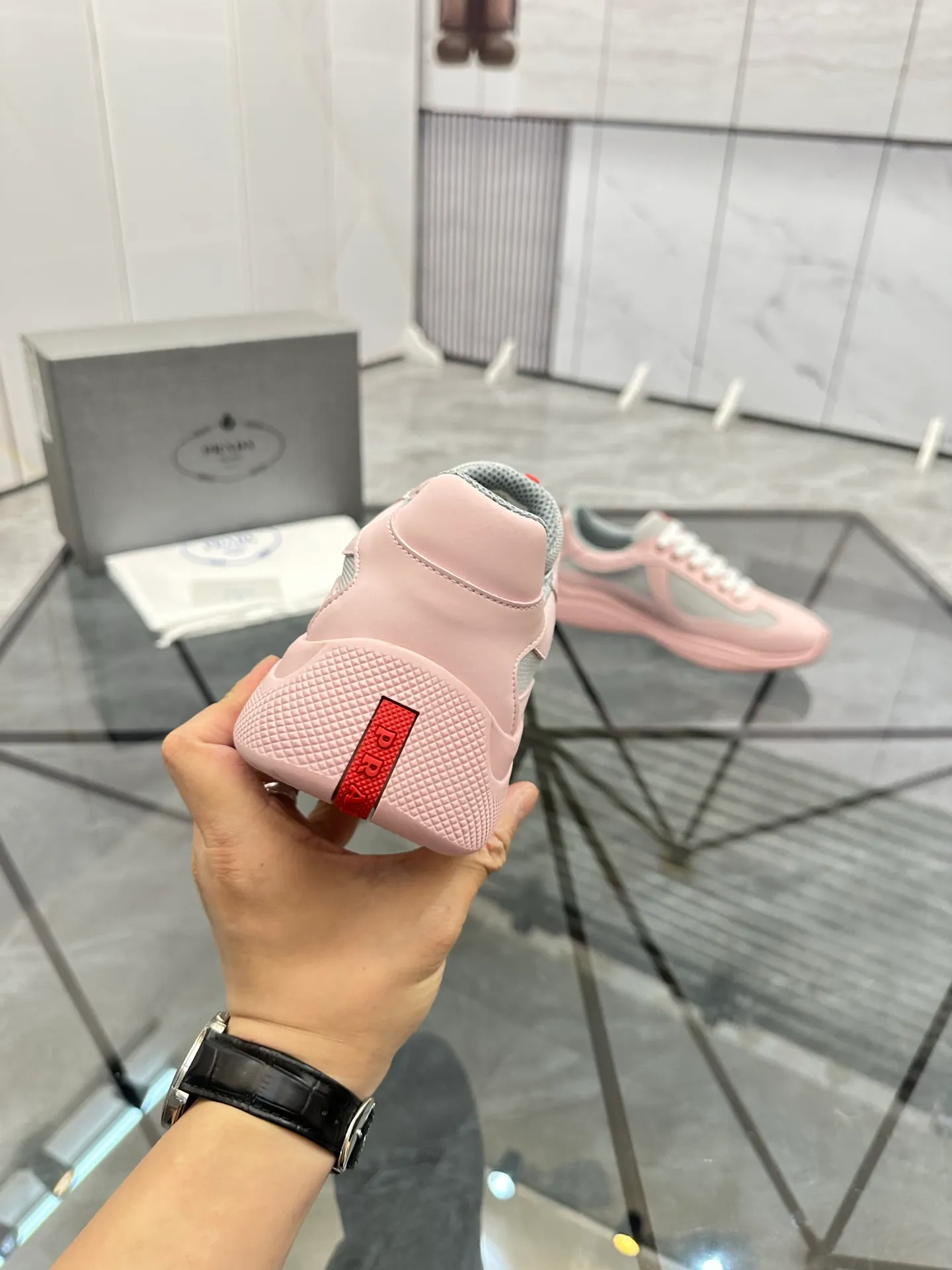 Men's shoes: 💰P360¥ Product trademark: Prada *"Prada*" low-top casual shoes Regular size: 35-47 (can be customized to 48) couple style Product materials: imported silk leather upper, breathable lining, original outsole. Number: 943